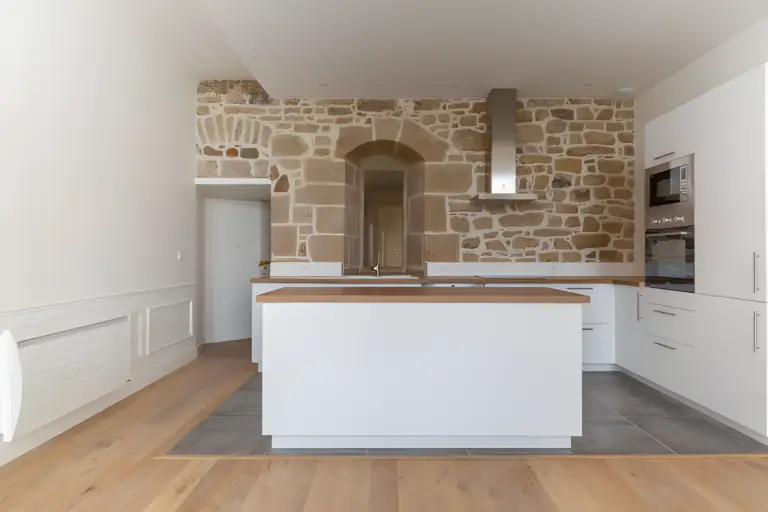 Rénovation avec pierres et briques apparentes préservées, réalisation Espace Travaux au Croisic