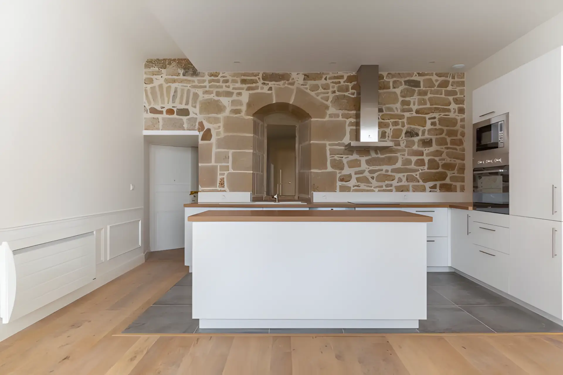 Rénovation avec pierres et briques apparentes préservées, réalisation Espace Travaux au Croisic