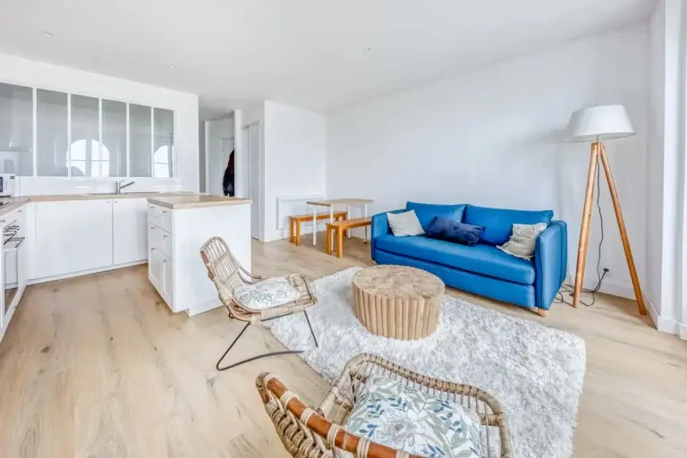 Cuisine ouverte rénovée avec îlot central et plan de travail bois, réalisation Espace Travaux